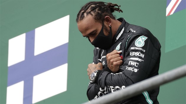 Lewis Hamilton v�noval sv�j triumf ve Velk� cen� Belgie zesnul�mu Chadwicku Bosemanovi.