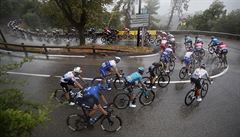První etapu leto�ní Tour de France komplikoval jezdc�m vytrvalý dé��.