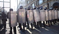 V Minsku opt protestovaly destky tisc lid. Lukaenko se venku mihl se samopalem