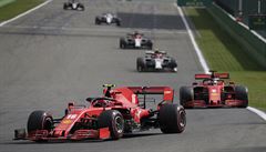 Vozy Ferrari bhem závodu F1 v Belgii.