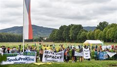 Stovky lid protestovaly proti rozen dolu Turw. Polt zastnci tby se je snaili troubenm umlet