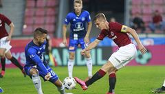 Ránu sparanského kapitána Dokala blokuje obránce Olomouce Martin Hála.