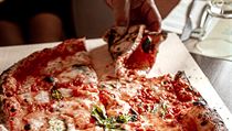 Neapolská pizza musí být pečená v klenuté peci, která musí být vytápěna dřevem,...