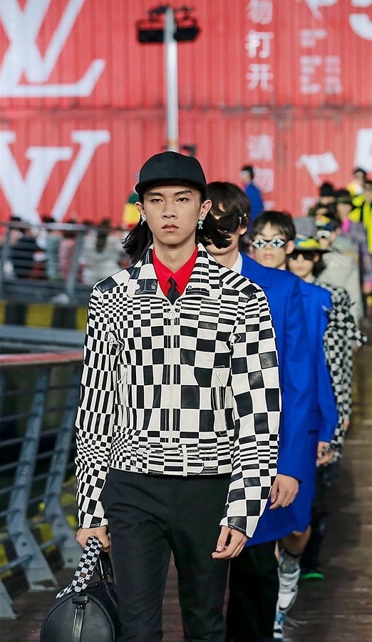 Móda z kontejneru. Na p�ehlídce Louis Vuitton v �anghaji vycházeli manekýni z...