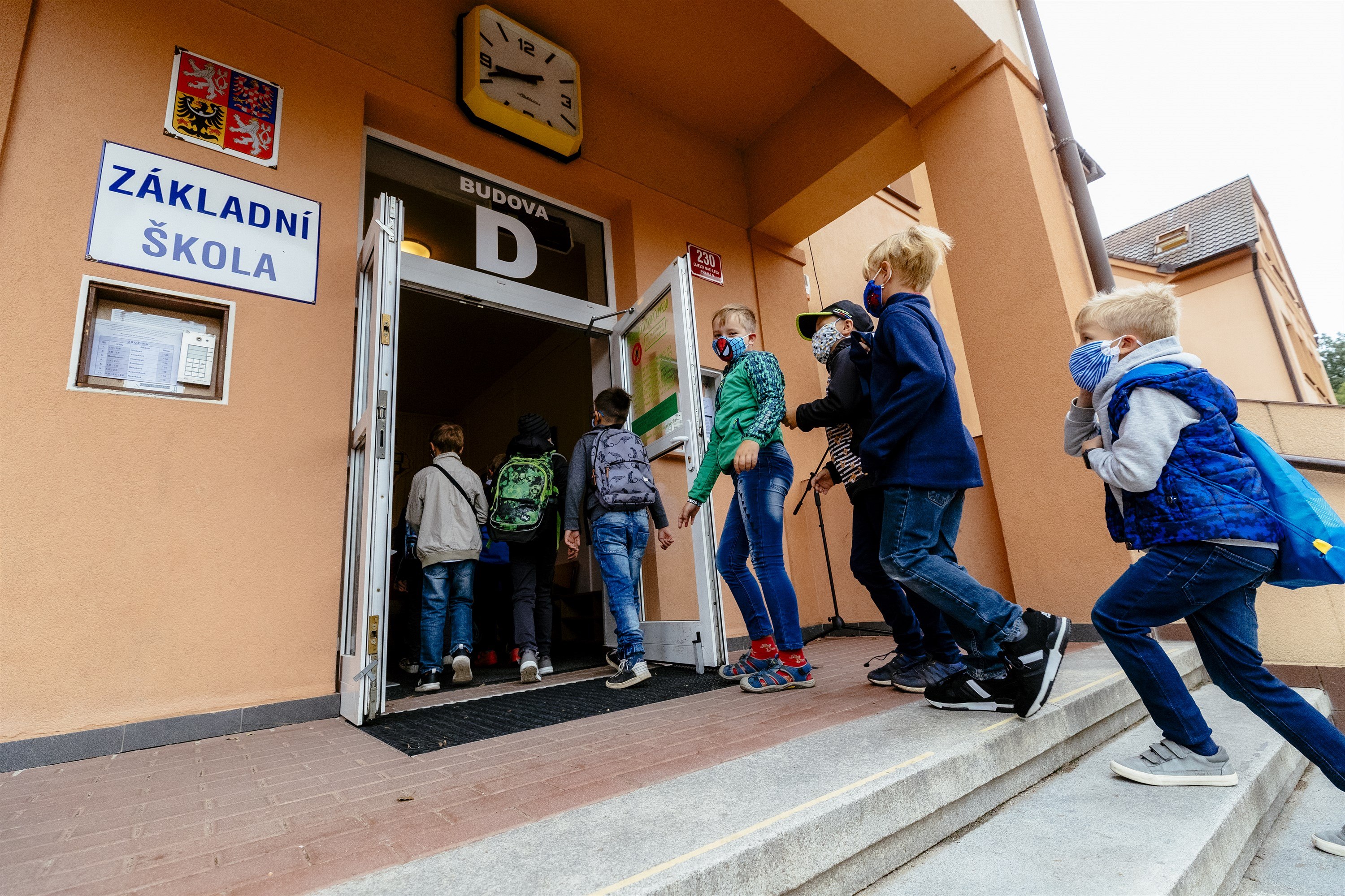 �áci Masarykovy základní �koly v Újezd� nad Lesy (vyjma prv�ák�) si nasazovali...