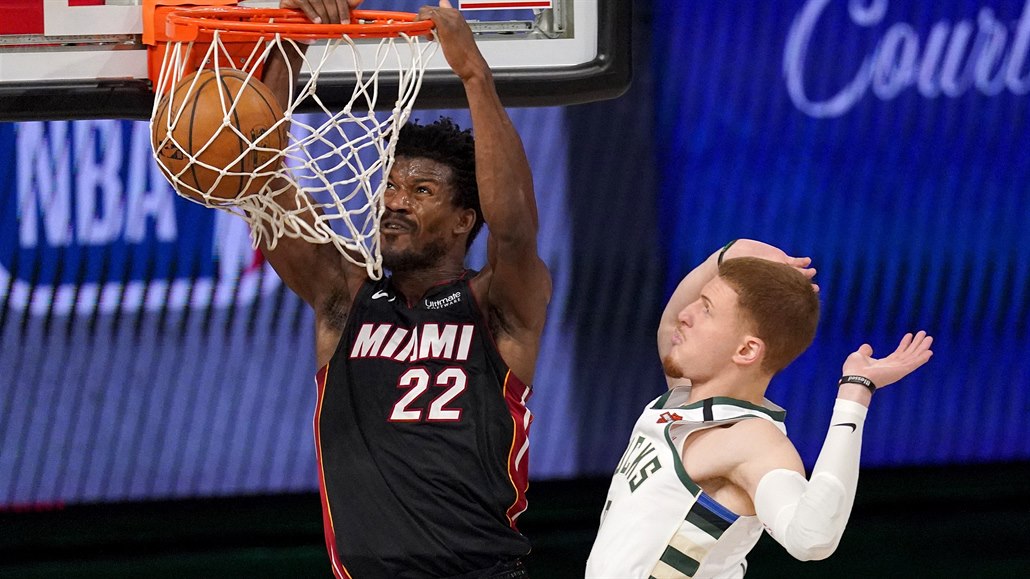 Jimmy Butler (22) a Donte DiVincenzo (0).