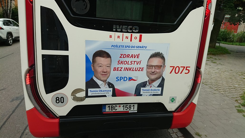 Předvolební reklama strany SPD na vozech Dopravního podniku města Brno.