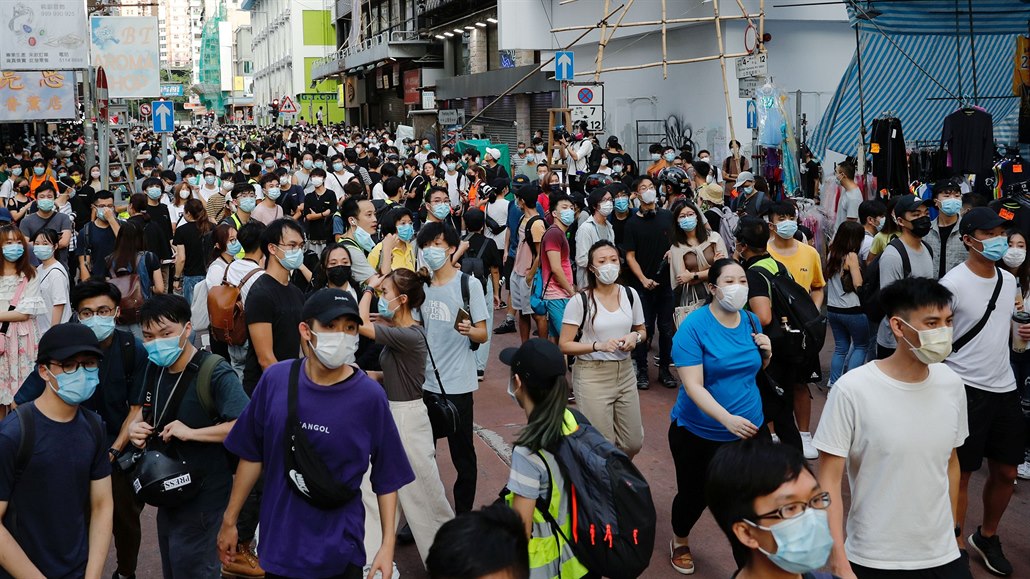Stovky lidí 6.9.2020 vy�ly do ulic v Hongkongu na protest proti odkladu...