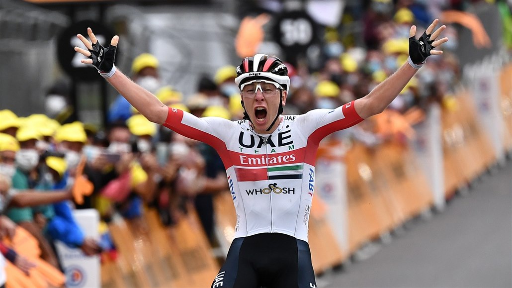 Tadej Pogacar vítězí v dojezdu deváté etapy Tour de France.