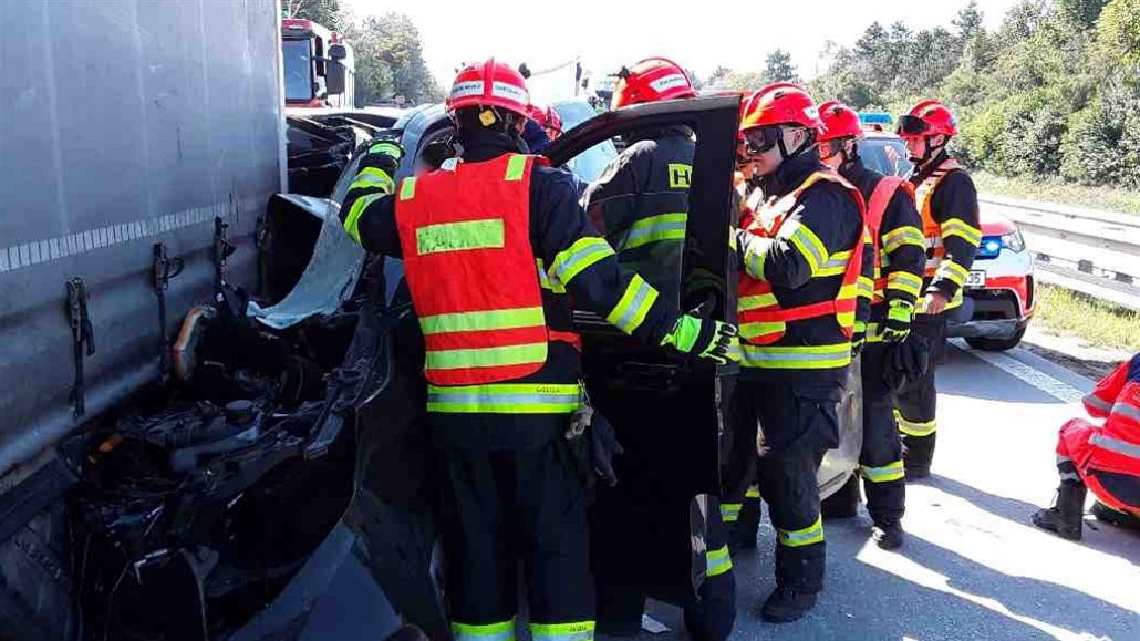 Nehoda si vyžádala jedno zranění, hasiči museli vyprostit řidiče osobního vozu.
