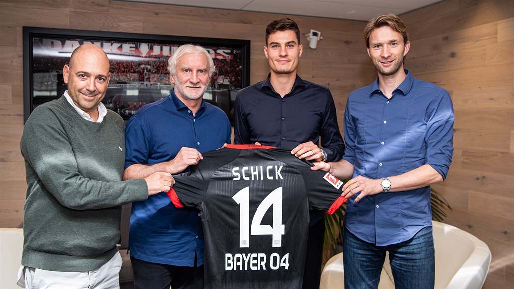 Rudi Völler, Patrick Schick a Simon Rolfes. Český útočník patří Leverkusenu.