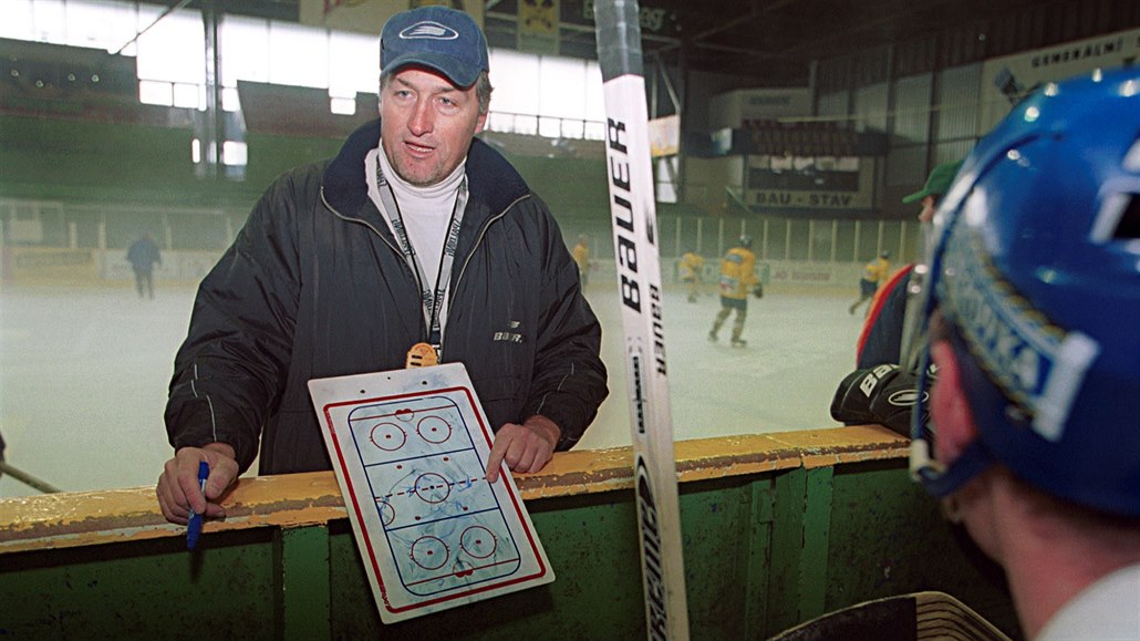 2000. Trenér hokejového mužstva HC Becherovka Karlovy Vary Miloš Říha...
