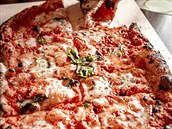 Neapolská pizza musí být peená v klenuté peci, která musí být vytápna devem,...