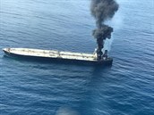 Tanker, který hořel u Srí Lanky, se podařilo uhasit. Únik ropy zřejmě nehrozí