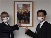 Pedseda Senátu Milo Vystril (vlevo) a tchajwanský ministr zahranií Joseph...