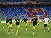 Hrái eského týmu se rozcviují ped zaátkem utkání proti Slovensku.