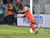 Branká Slovenska Dominik Greif inkasuje z penalty druhý gól.