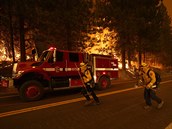 Požáry na západě USA si vyžádaly již 15 životů, Oregon evakuuje tisíce lidí. S ohněm se šíří i dezinformace