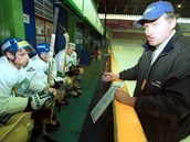 2000. Trenér hokejového mustva HC Becherovka Karlovy Vary Milo íha...