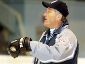 2002. Hokejový trenér IPB Pojiovna Pardubice Milo íha ídí trénink.