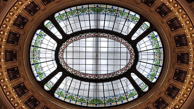 Doména secese. Eliptické okno na stropě Smetanovy síně přisvětluje tento impozantní prostor, vyzdobený výtvarníky Ladislavem Šalounem a Janem Preislerem.