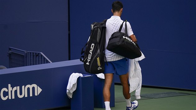Novak Djokovi trefil sud a byl diskvalifikovn