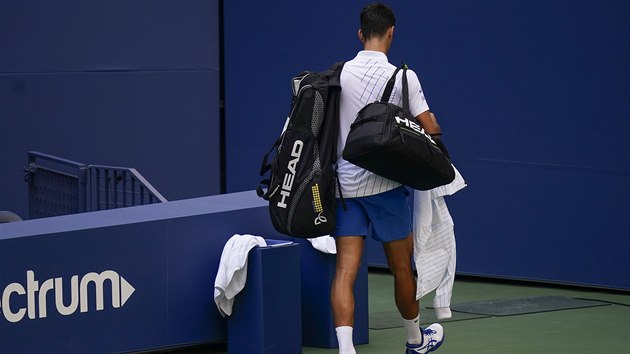 Novak Djokovi trefil sudí a byl diskvalifikován