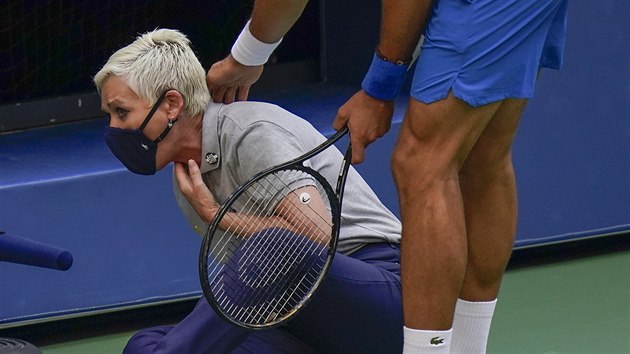 Novak Djokovi trefil sud a byl diskvalifikovn