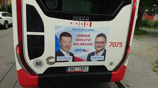 Pedvolební reklama strany SPD na vozech Dopravního podniku msta Brno.