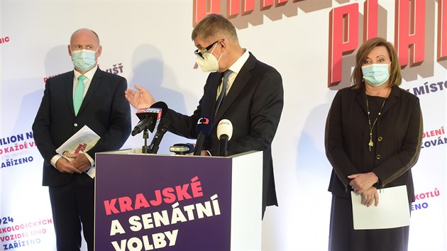 Premiér a pedseda hnutí ANO Andrej Babi hovoí 3. záí 2020 v Olomouci na...