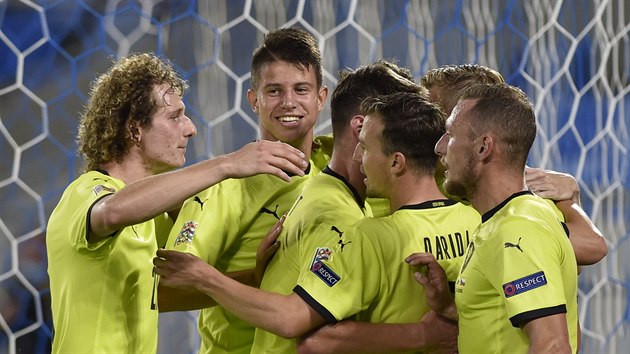 Hrái eského týmu se radují z druhého gólu v utkání proti Slovensku.