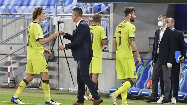 Zleva Alex Král a trenér Jaroslav ilhavý se radují po vítzném zápase.