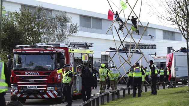 Britská policie v sobotu zadrela více ne 70 ekologických aktivist, kteí...