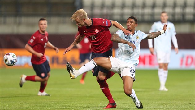Jaroslav Zelený v souboji s Liamem Palmerem.