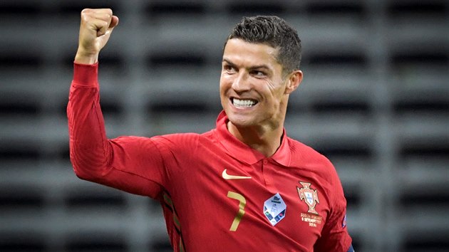 Cristiano Ronaldo slaví svou stou branku v dresu Portugalska.