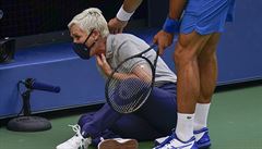 Novak Djokovi trefil sudí a byl diskvalifikován