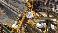 Aktivisté Greenpeace obsadili rypadlo ve Vršanech. Chtějí konec ‚doby uhelné‘