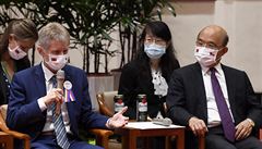 P�edseda Senátu Milo� Vystr�il (vlevo) se setkal 2. zá�í 2020 v Tchaj-peji s...