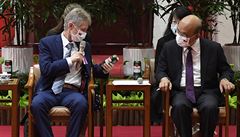 P�edseda Senátu Milo� Vystr�il (vlevo) se setkal 2. zá�í 2020 v Tchaj-peji s...