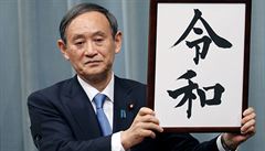 Vládní mluvčí Suga má šanci stát se novým japonským premiérem