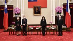 P�edseda Senátu Milo� Vystr�il v doprovodu své man�elky Ivany se v Tchaj-peji...