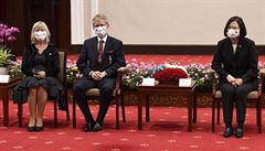 P�edseda Senátu Milo� Vystr�il v doprovodu své man�elky Ivany se v Tchaj-peji...