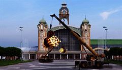 Stroj: Kontrast mezi m�stskou a p�írodní krajinou, mezi �lov�kem, strojem a...