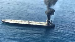 Hořící nákladní loď převážející barely ropy u pobřeží Srí Lanky. | na serveru Lidovky.cz | aktuální zprávy