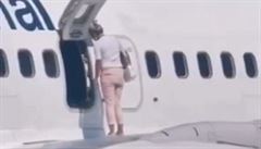 Neznámá žena se po přistání letadla v Kyjevě rozhodla procházet po křídle... | na serveru Lidovky.cz | aktuální zprávy