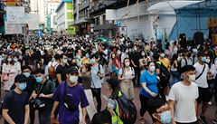 Stovky lidí 6.9.2020 vyšly do ulic v Hongkongu na protest proti odkladu...