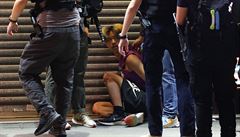 Stovky lidí 6.9.2020 vy�ly do ulic v Hongkongu na protest proti odkladu...