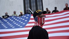 Ped budovou oregonského kongresu se selo více ne sto Trumpových pívrenc,...