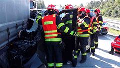 Nehoda si vyádala jedno zranní, hasii museli vyprostit idie osobního vozu.