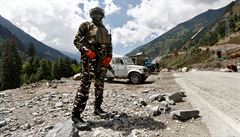 Indický voják na silnici vedoucí do Ladakhu | na serveru Lidovky.cz | aktuální zprávy